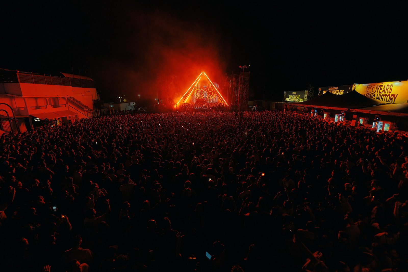 El público llena el Anniversary Area del parking de Amnesia por la noche
