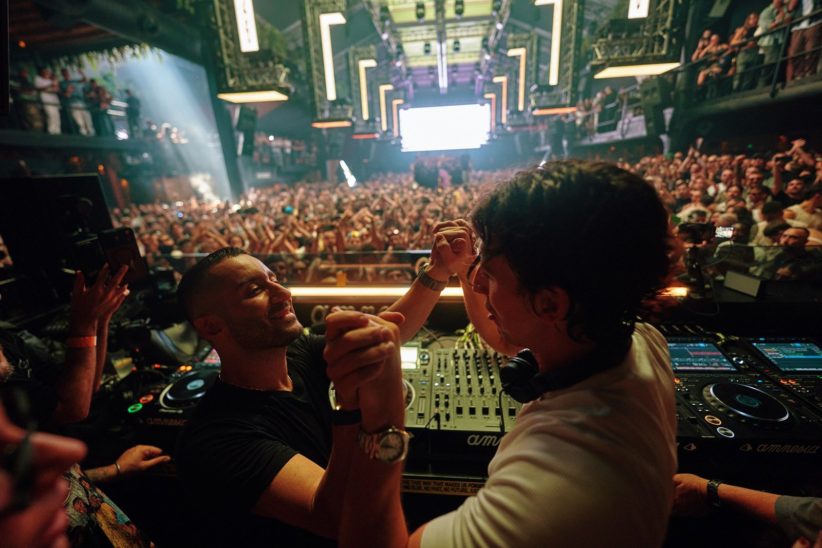 Joseph Capriati y Josh Baker en la cabina de la Terraza durante el set de cierre