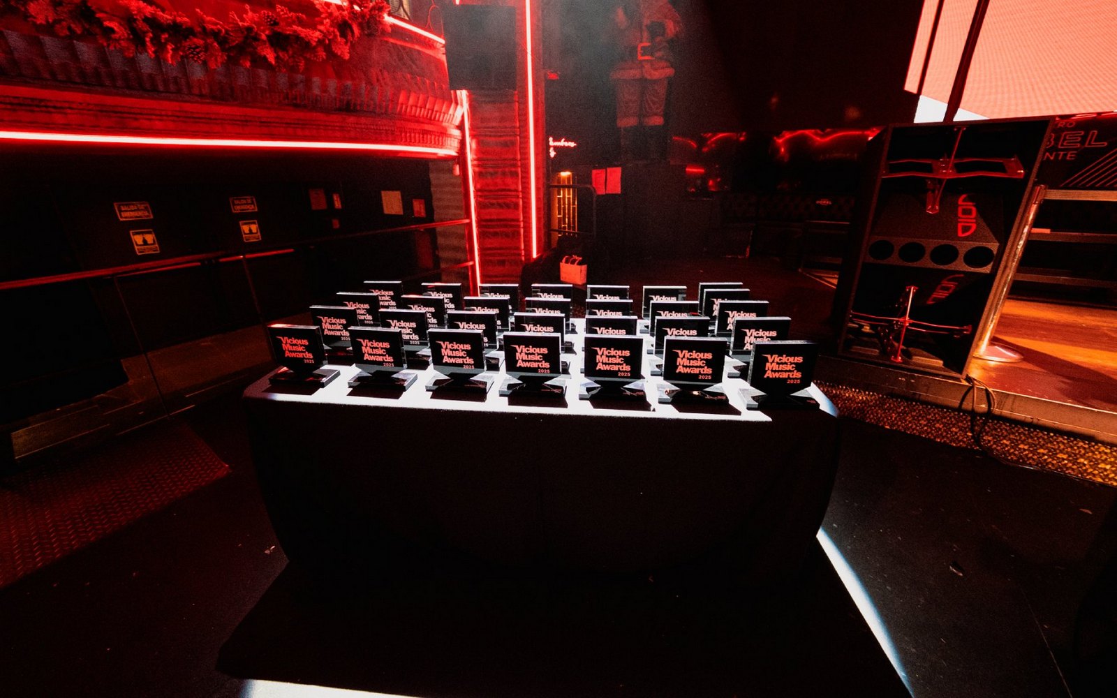 Mesa con los trofeos de los Vicious Music Awards en la gala de 2025