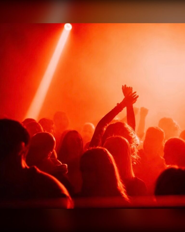 JUEVES / THURSDAY at City Hall Club