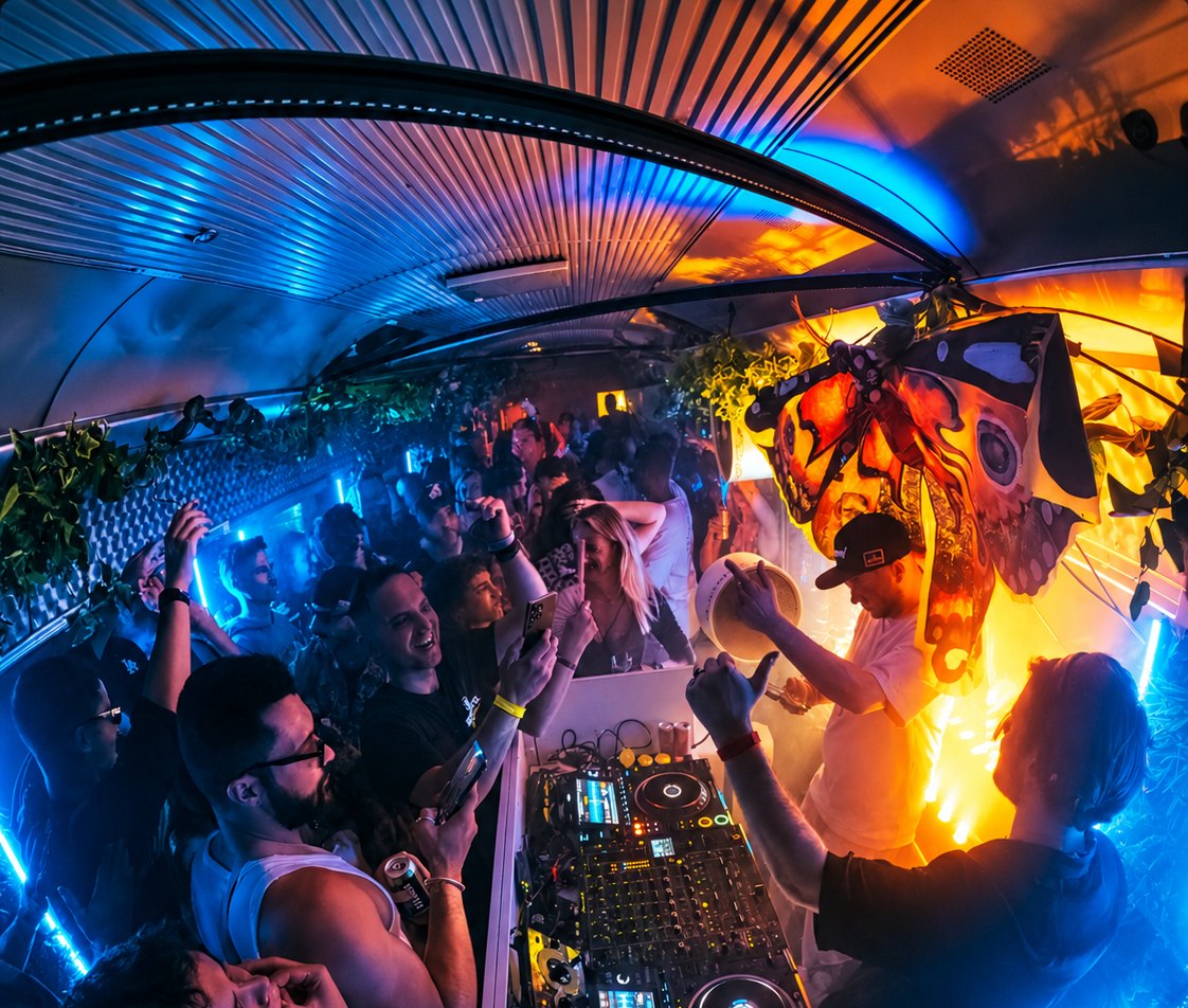 ADE montó una rave rodante: 400 personas bailaron sobre raíles