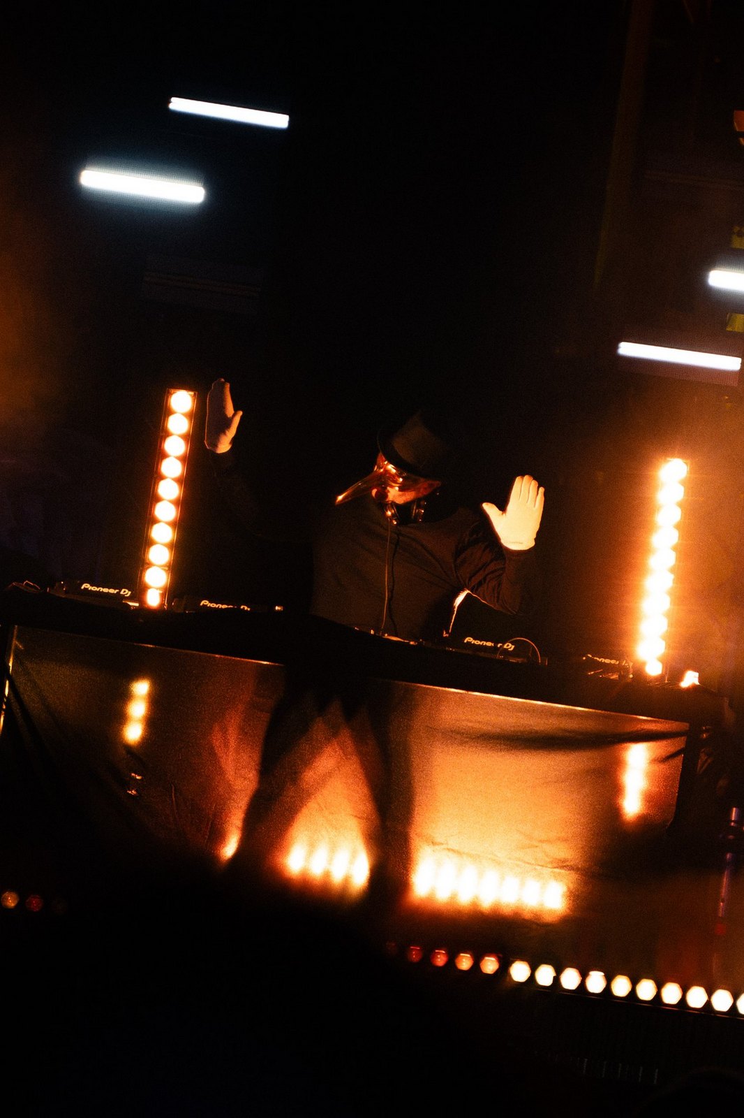 Claptone en la cabina de ANIMAS, en el Pueblo Medieval de Sendaviva