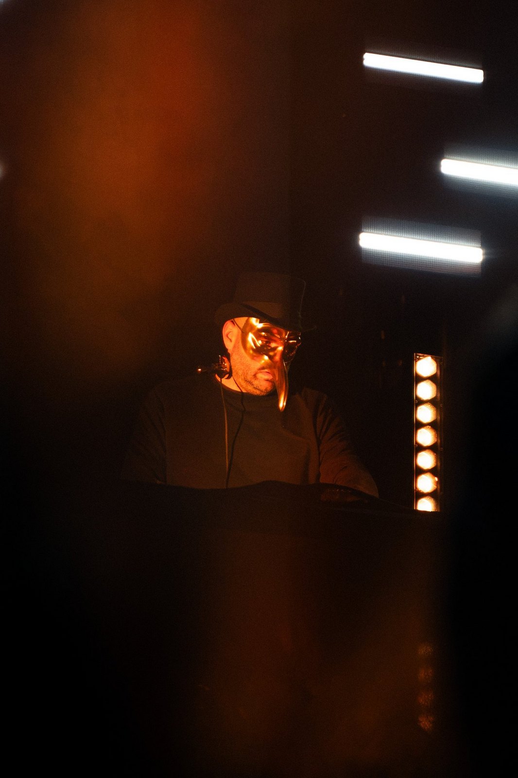 Claptone, con su máscara dorada, en la Noche de Ánimas de Sendaviva