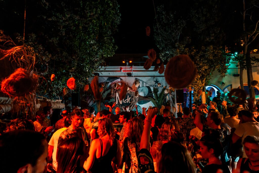 Cartel de NIDO (SUMMER CLOSING)